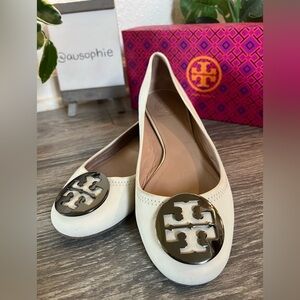 Tory Burch Reva Ballet Flat Nellie Nappa Metal Logo in Vanilla & Pewter Size 8.5